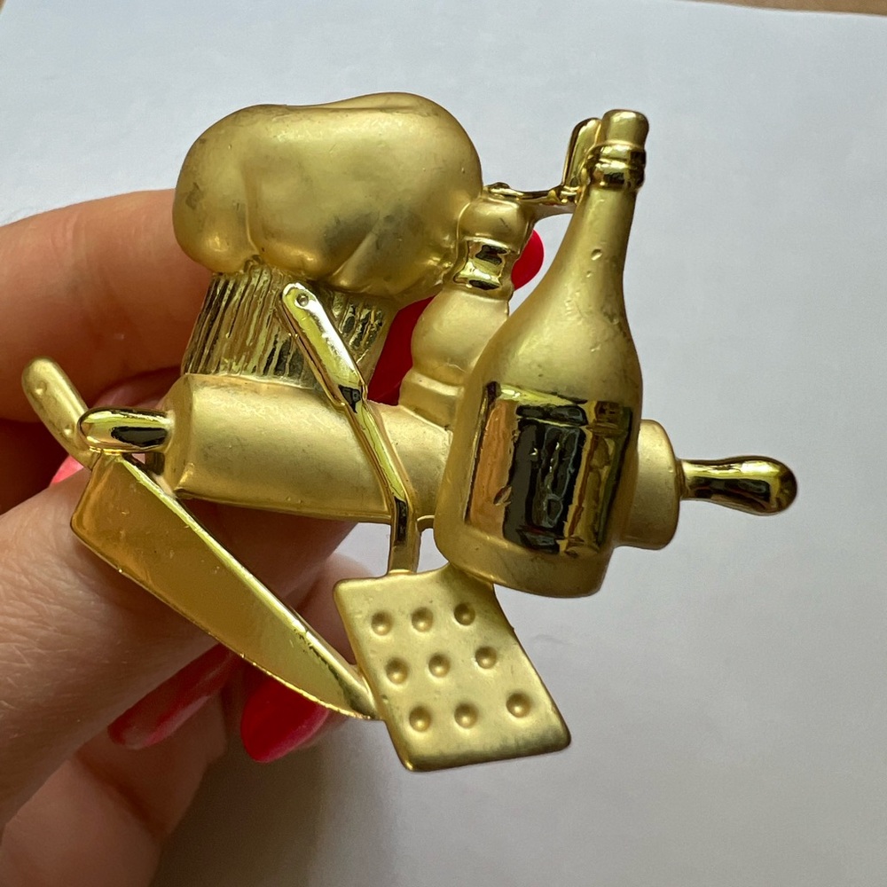AJC Vintage Chef Brooch - Gold Tone - Picture 7 of 8